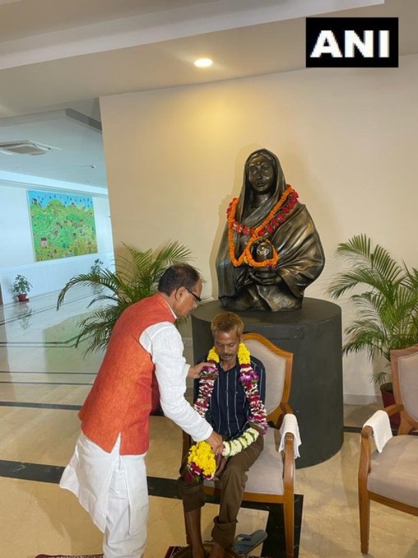 Madhya Pradesh CM Shivraj Singh Chouhan and washes tribals feet after pravesh shukla urinated Madhya Pradesh CM Shivraj Singh Chouhan and washes tribals feet after pravesh shukla urinated
