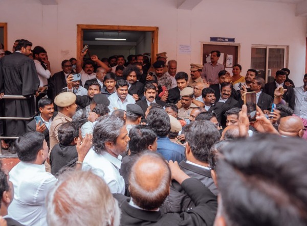 Roads were jammed when Tamil Nadu BJP leader Annamalai appeared in Saidapet court Roads were jammed when Tamil Nadu BJP leader Annamalai appeared in Saidapet court