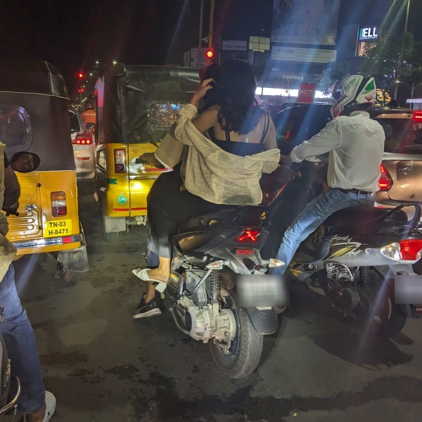Chennai police fined couple who wait the anna nagar roundana in without helmet 