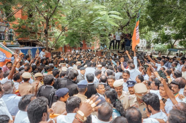 Roads were jammed when Tamil Nadu BJP leader Annamalai appeared in Saidapet court Roads were jammed when Tamil Nadu BJP leader Annamalai appeared in Saidapet court