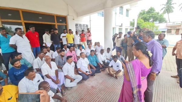 PMK MLA Arul dharna protest against Block development officer in Salem 