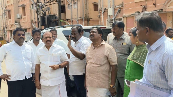 Minister Thamo Anbarasan called the authorities and condemned the overflowing sewage in the residential areas Minister Thamo Anbarasan called the authorities and condemned the overflowing sewage in the residential areas