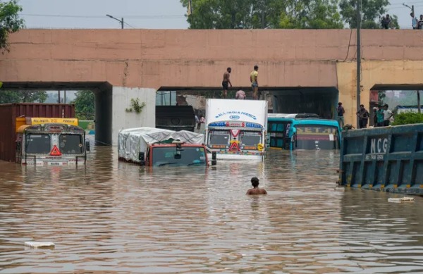 Rising water level of River Yamuna- Delhi Govt bans Interstate buses 