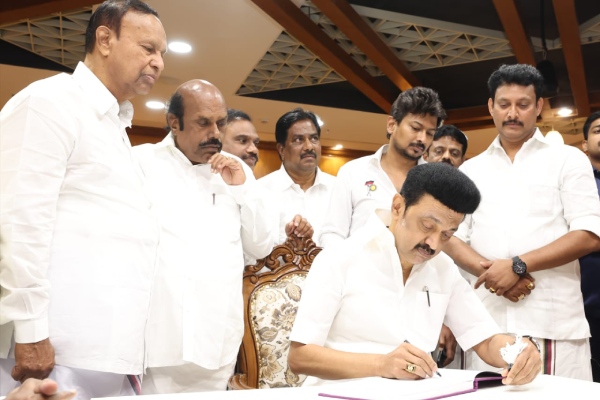  comments made by political leaders on Kalaignar centenary library in madurai