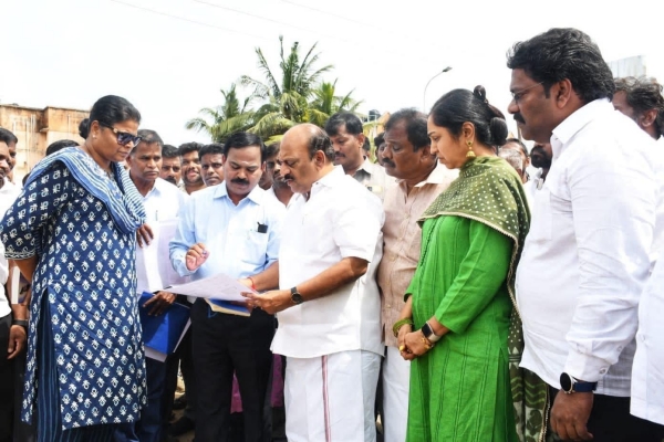 Minister Thamo Anbarasan called the authorities and condemned the overflowing sewage in the residential areas Minister Thamo Anbarasan called the authorities and condemned the overflowing sewage in the residential areas