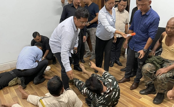 Mob surrounds Meghalaya CM Conrad Kongkal Sangmas residence, 5 security personnel injured in clashes 