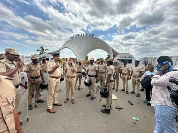 PMK cadres Protest against Anbumani Arrest: Police Firing in air at Neyveli 