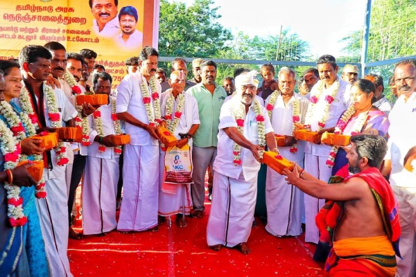 In one of the programs in which Minister Gingee Masthan participated, a woman Sami aadi 