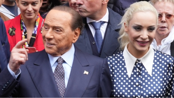  Italy Ex Prime minister Silvio Berlusconi leaves €100m to 33-year-old girlfriend in his will