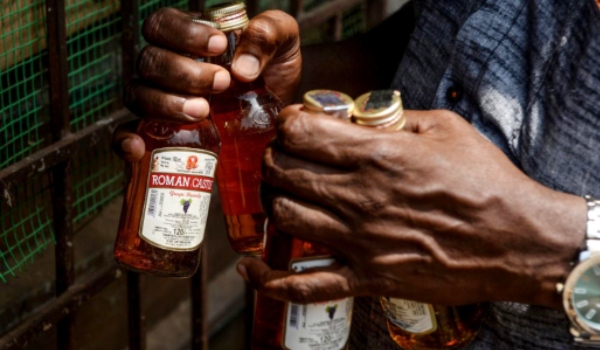 TTV Dinakaran condemns Tamilnadu government for opening tasmac in morning TTV Dinakaran condemns Tamilnadu government for opening tasmac in morning