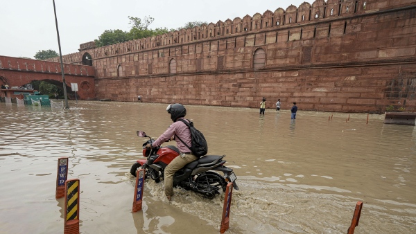 Heavy rain and water flow in Yamuna river causes huge flood in Delhi main parts Heavy rain and water flow in Yamuna river causes huge flood in Delhi main parts
