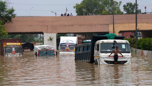Heavy rain and water flow in Yamuna river causes huge flood in Delhi main parts Heavy rain and water flow in Yamuna river causes huge flood in Delhi main parts