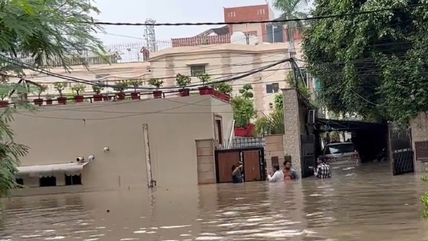 Heavy flood in the areas near Supreme Court, Red Fort, CM Arvind Kejriwal homes, etc Heavy flood in the areas near Supreme Court, Red Fort, CM Arvind Kejriwal homes, etc