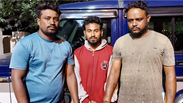 Car driver attacked by a 3 member gang, after press horn to gets way in Bangalore Car driver attacked by a 3 member gang, after press horn to gets way in Bangalore