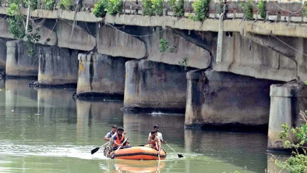 Police searching for the body of the youth who jumped from the bridge in Koovam river in Chennai 