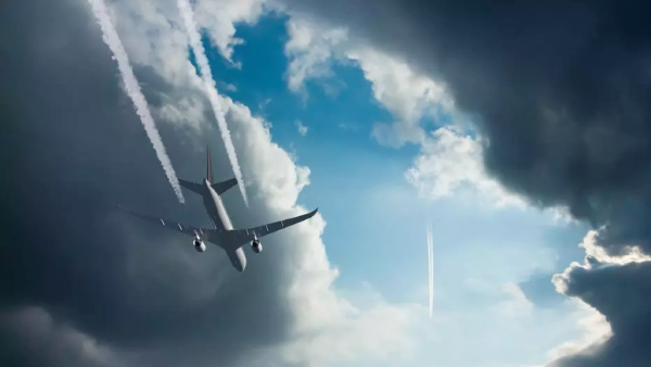 Why some aircraft leave white line in the sky? This is the reason Why some aircraft leave white line in the sky? This is the reason