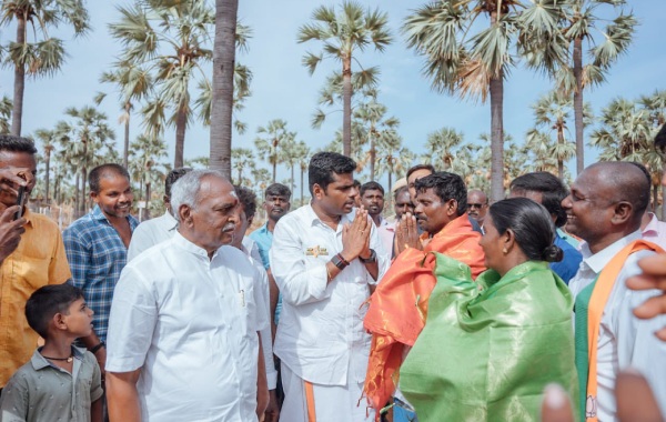 TN BJP leader Annamalai interacted with palm workers during the padayatra 