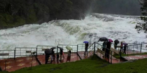 Very Heavy rain in Nilgiri district 38 cm Record in Avalanche 