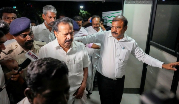 Ponmudi fixed his hair looking in the mirror while boarding the elevator of the Enforcement Department office 