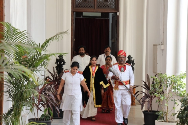 Chennai Municipal Corporation Mayor Priya has warns Amma unavagam employees will dismiss 