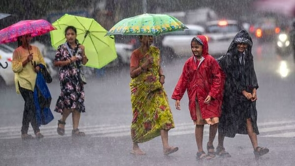  Sudden Mild rain in various parts of Chennai makes people happy