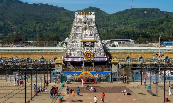 Aani vara asthanam in Tirupathi Elumalaiyan temple Sriranganathar gifts submits Sekar Babu 