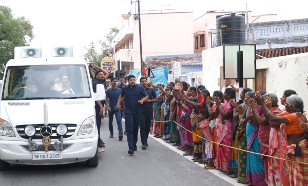 The Benz van in which Chief Minister Stalin was traveling was suddenly punctured The Benz van in which Chief Minister Stalin was traveling was suddenly punctured