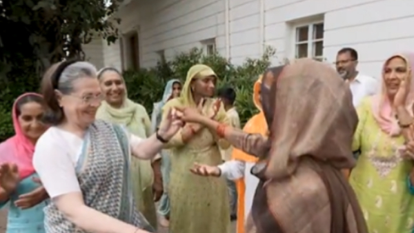 Sonia Gandhi and Priayanka Gandhi dances with Hariyan women farmers who participates Rahuls party 