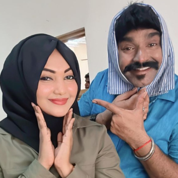 Ethirneechal Serial Gnanam has taken photographs along with Jeevanands PA farhana