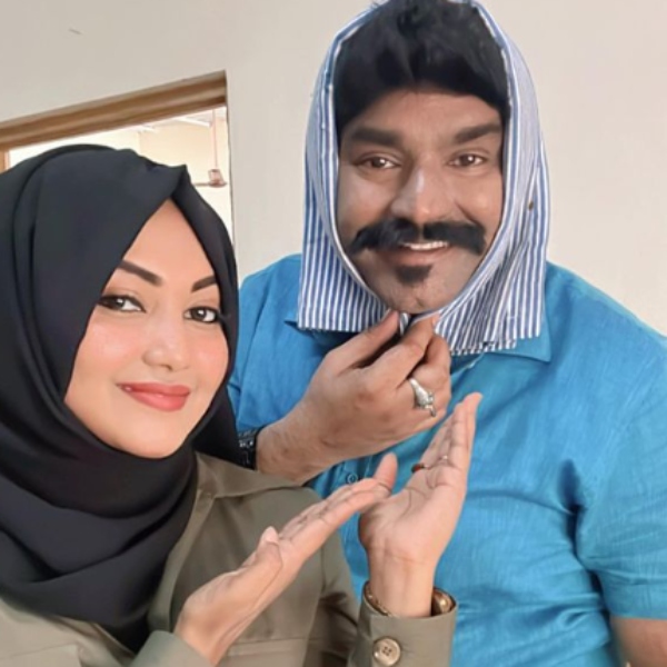 Ethirneechal Serial Gnanam has taken photographs along with Jeevanands PA farhana