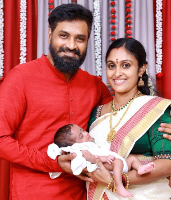 Mirchi Senthil and Sreeja shows their sons face in Instagram 