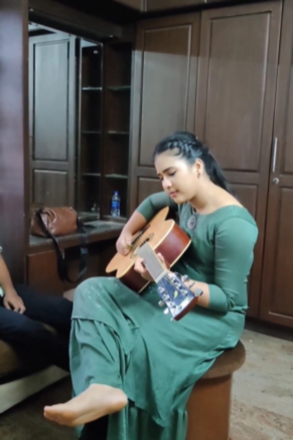 Do you know who is Ethirneechal serial Darshini? Guinness record and So much success