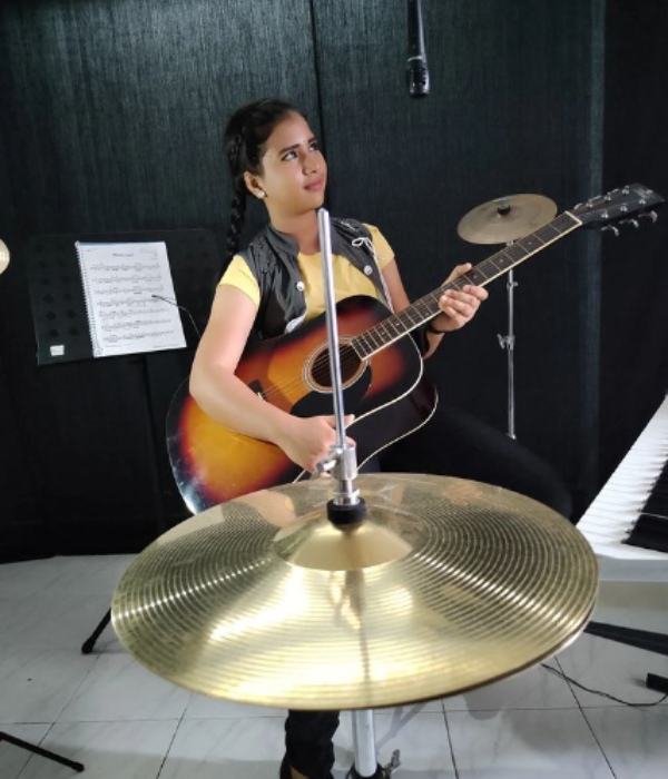 Do you know who is Ethirneechal serial Darshini? Guinness record and So much success