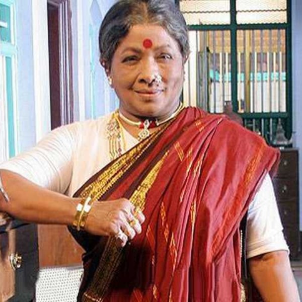 Vijayakanth chases a thief who snatches chain from Manoramas huose maid 