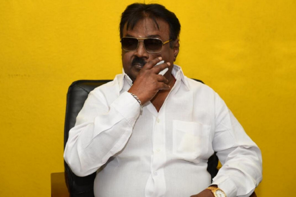 Vijayakanth chases a thief who snatches chain from Manoramas huose maid 