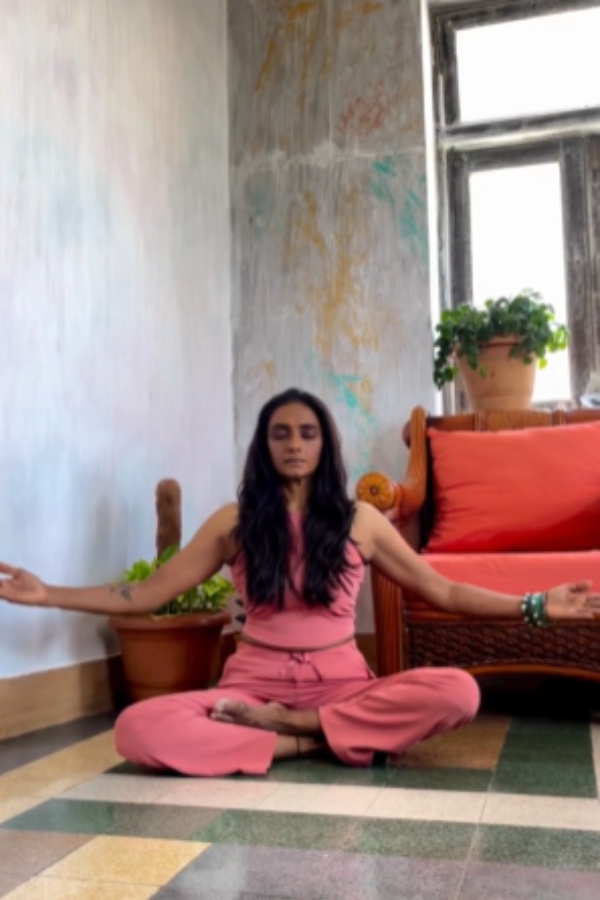 Actress Shanthi Priya who made her debut as a heroine in the movie Enga Ooru Patukaaran has recently released a video 