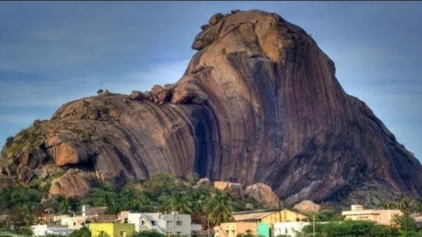 The Communist Party protested by climbing the Madurai Yanaimalai to condemn the incident in Manipur 