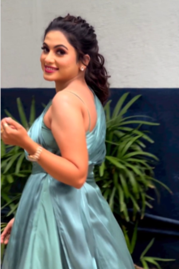 Netisans jovial comment on Ethirneechal Janani for her cute dress 