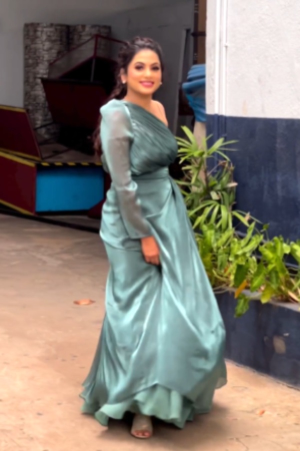 Netisans jovial comment on Ethirneechal Janani for her cute dress 