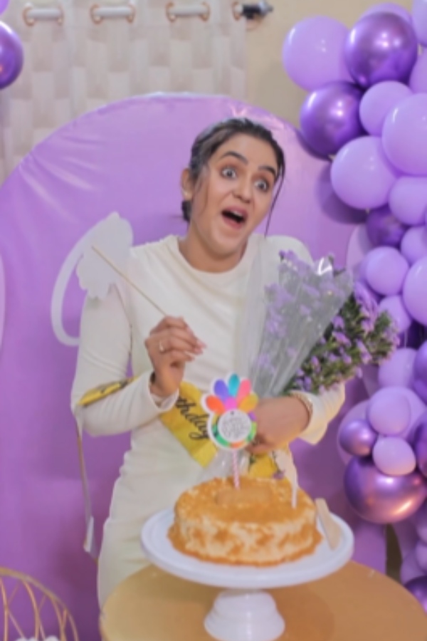 Kayal Serial Chaitra is celebrating her birthday in a big way with her friends and relatives Kayal Serial Chaitra is celebrating her birthday in a big way with her friends and relatives