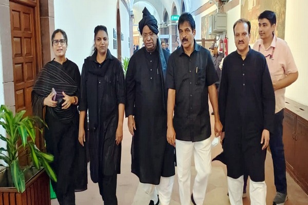 Opposition parties I.N.D.I.A Mps to wear black dresses in Parliament today Opposition parties I.N.D.I.A Mps to wear black dresses in Parliament today