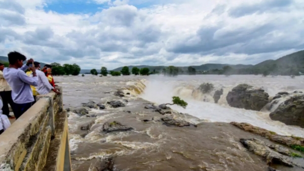 Flood alert in Cauvery Bathing restrictions at Hogenakkal falls 