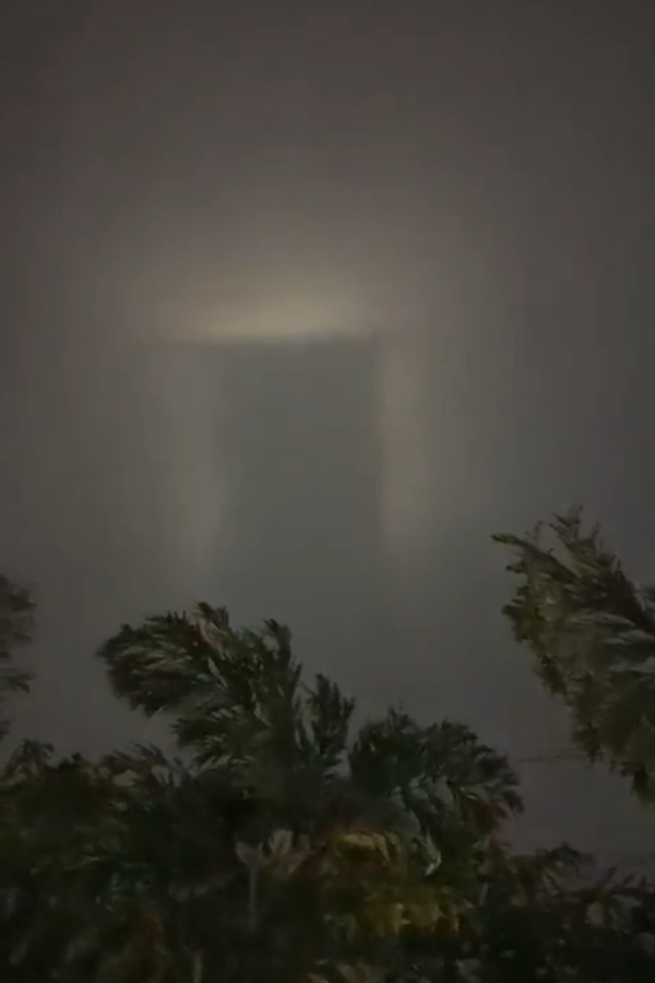 Bengaluru people Very surprised and Mysterious Door like Shadow in the Sky Bengaluru people Very surprised and Mysterious Door like Shadow in the Sky