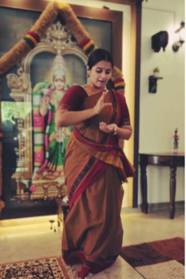 Ethirneechal Serial Nandini and Renuka Malai pozhuthin mayakathilae song reels