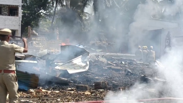 4 killed 5 injured A terrible fire broke out at the Fireworks shop in Krishnagiri 4 killed 5 injured A terrible fire broke out at the Fireworks shop in Krishnagiri