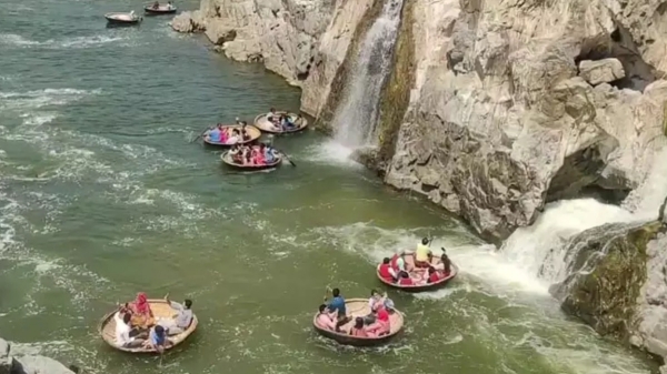 Dharmapuri district management allows visitors in hogenakkal cauvery after water flow drops 