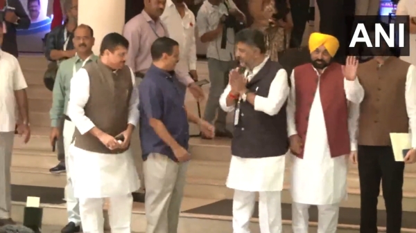 DK Shivakumar gives hand to shakes with Arvind Kejriwal, but he did not notice, What happened in Bengaluru 