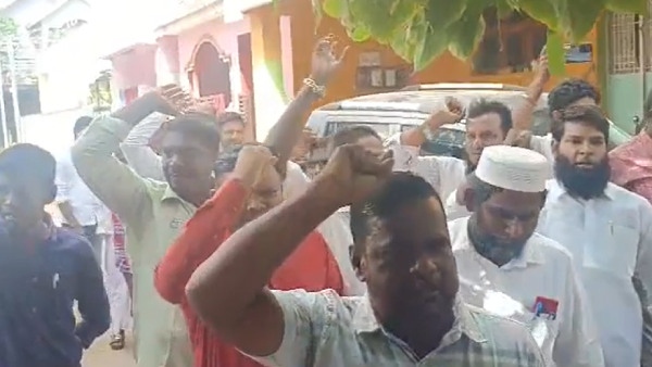 SDPI hold protest against NIA Raidt at Nellai Mubarak House 