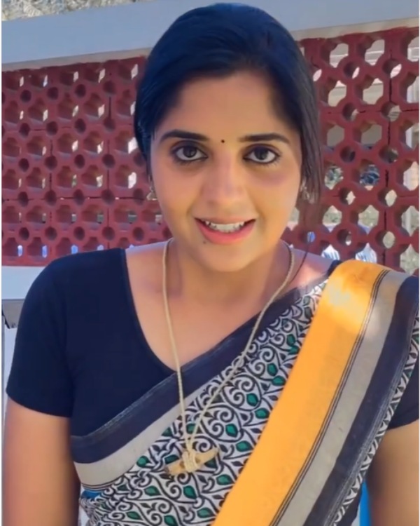 Ethirneechal serial Adhirai with a yellow thali at the shooting spot in reel video released the Fans comment 