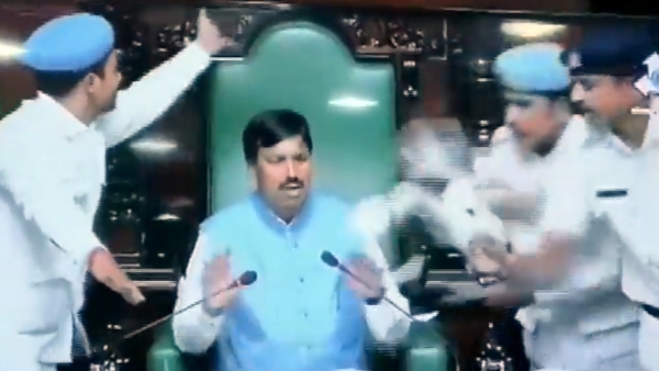 Battleground Karnataka Assembly! BJP MLAs tore a copy of the Bill in the face of the Deputy Speaker! 